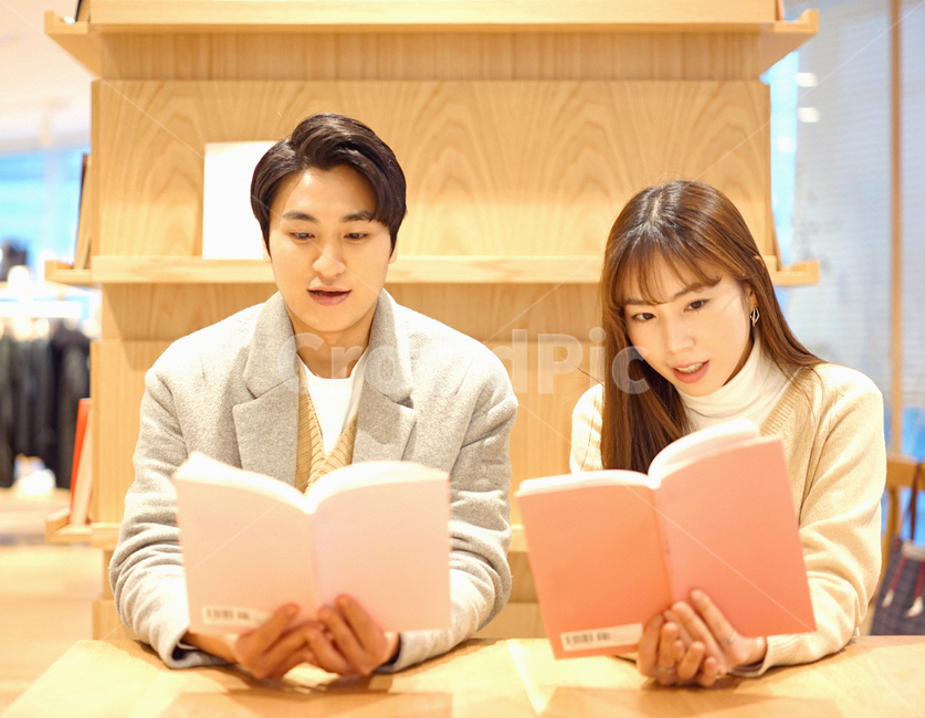 커플,연인,데이트,남녀,couple,독서,책,book,연애,사람,인물,인간,human,person,연인,커플,사랑,lover,couple