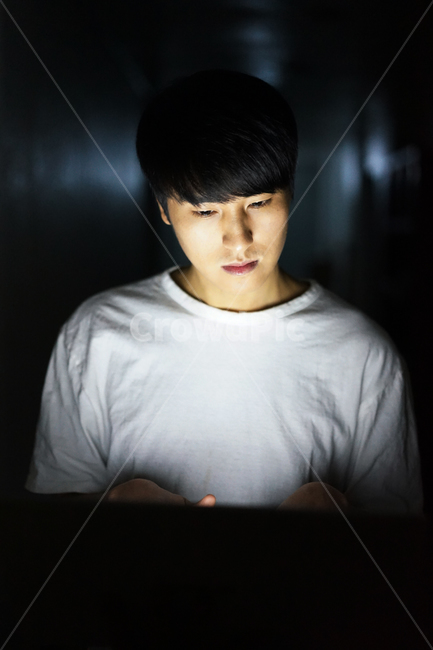 중독,인터넷중독,컴퓨터중독,게임중독,남자,게임,게이머,밤샘,addiction,gamer,game,computer,man,사람,인물,인간,human,person,남성,남자,man,male,정보통신기술,전자기기,전자제품,it,information,technology,electronic equipment
