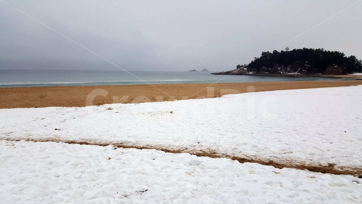 겨울바다,눈,바다길,바다풍경,겨울풍경,자연,풍경,nature,landscape,겨울,계절,winter,season,해변,바다,beach,sea,outdoors,옥외,land,땅,water,물,shoreline,해안선,ocean,대양