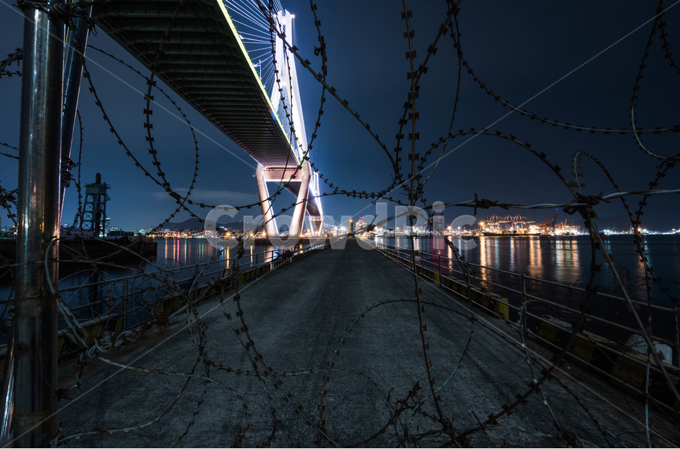 철조망,부두,다리,대교,건축물,야경,밤,풍경,nightscape,night,landscape,건축물,건물외관,exterior,building,structure,architecture,construction,road,도로,bridge,건물,freeway,고속 도로