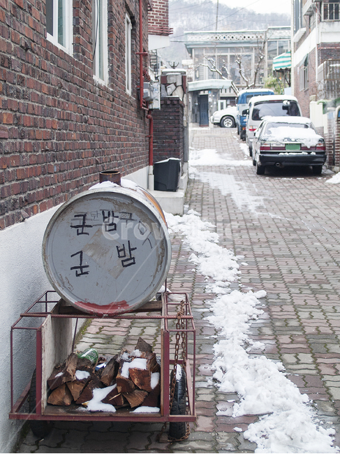 path,통로,walkway,보도,car,차,transportation,교통,automobile,자동차,vehicle,차량,building,건물,clocktower,시계탑,tower,탑,architecture,건축물,리어카,군밤,군밤리어카,겨울,골목,눈,군고구마,겨울,계절,winter,season,골목길,alley