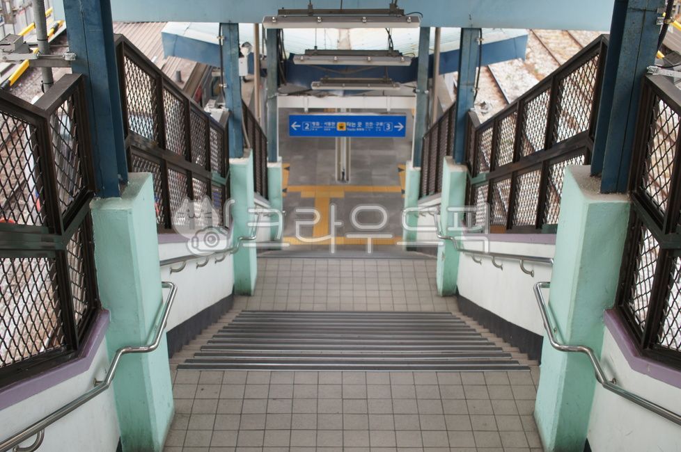 train stairs,subway station,subway stairs,stairs,train station,Line 1