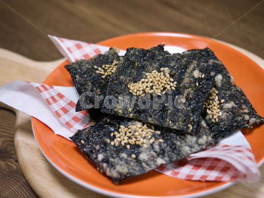 김부각,김과자,참깨,검은색음식,웰빙,한국,한국음식,아시아음식,김,크래커,쿠키,비스킷,김크래커,음식,간식,과자,음식,식재료,요리,food,cook,meal,dishes,food reserves,디저트,간식,후식,dessert,snack