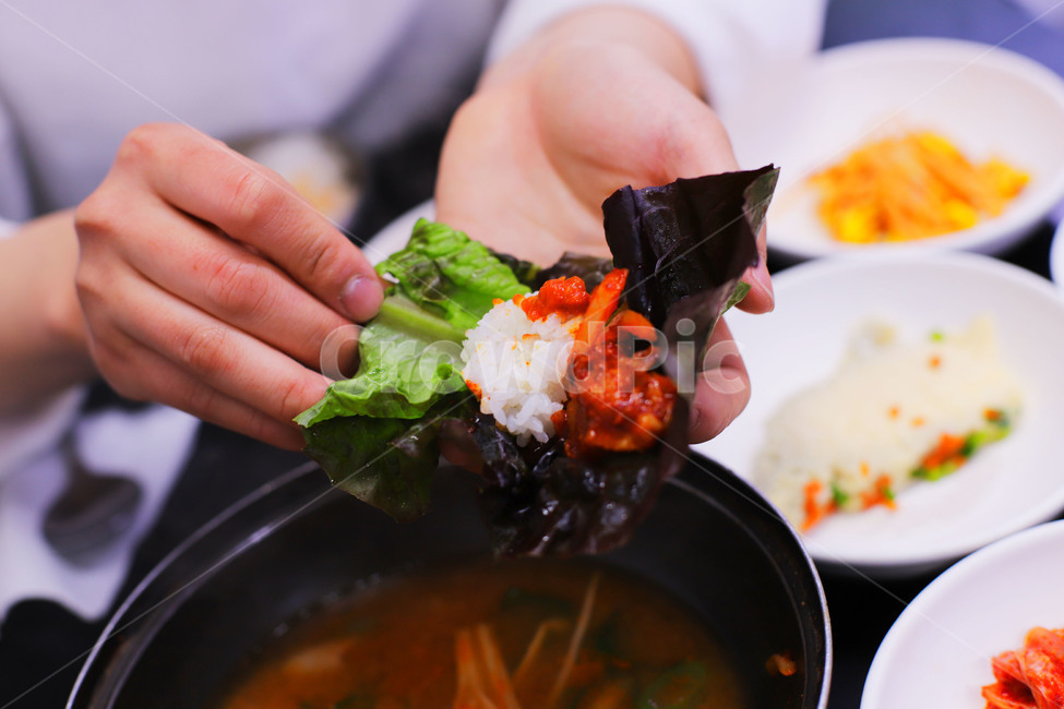 음식,한국,저녁,식사,불고기,백반,보쌈,상추,쌈,밥,음식,식재료,요리,food,cook,meal,dishes,food reserves,육류,고기,meat,한식,한국음식,한국요리,korean food,korean dishes,korean meal,korean cook