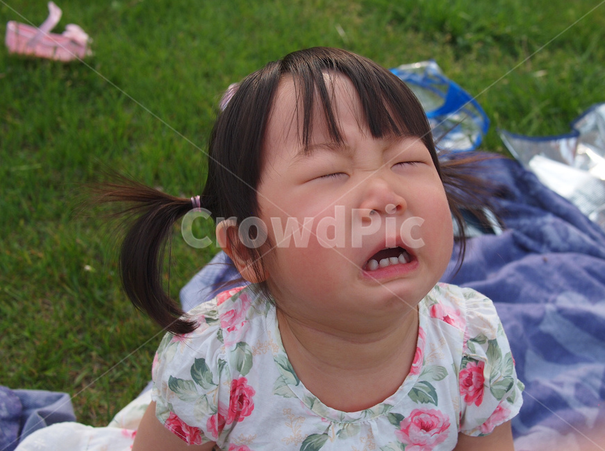 우는아이,슬픔,산책,여아,울음,고집,사람,인물,인간,human,person,얼굴표정,facial expression,face,어린이,어린아이,child,children,kid,감정표현,기분,feeling,emotion