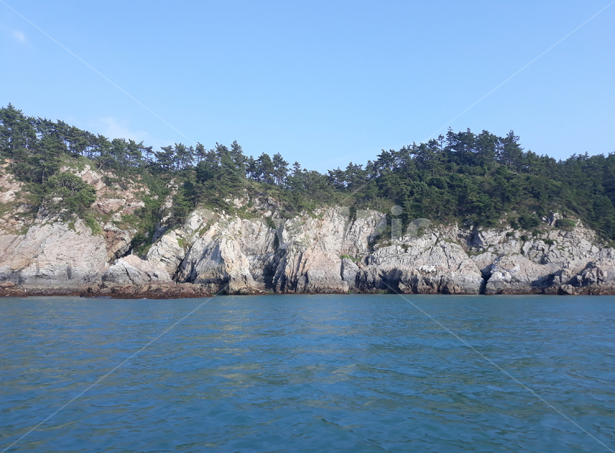 섬,산,나무,절벽,풍경,자연,바다,물,바닷물,바닷가,해안선,해안,한국,대한민국,낮,파랑,파란색,블루,하늘,맑은,암벽,돌,스톤,숲,자연,풍경,nature,landscape,한국자연풍경,한국자연경관,korea nature landscape,land,땅,outdoors,옥외,ocean,대양,sea,water,shoreline,coast,연안