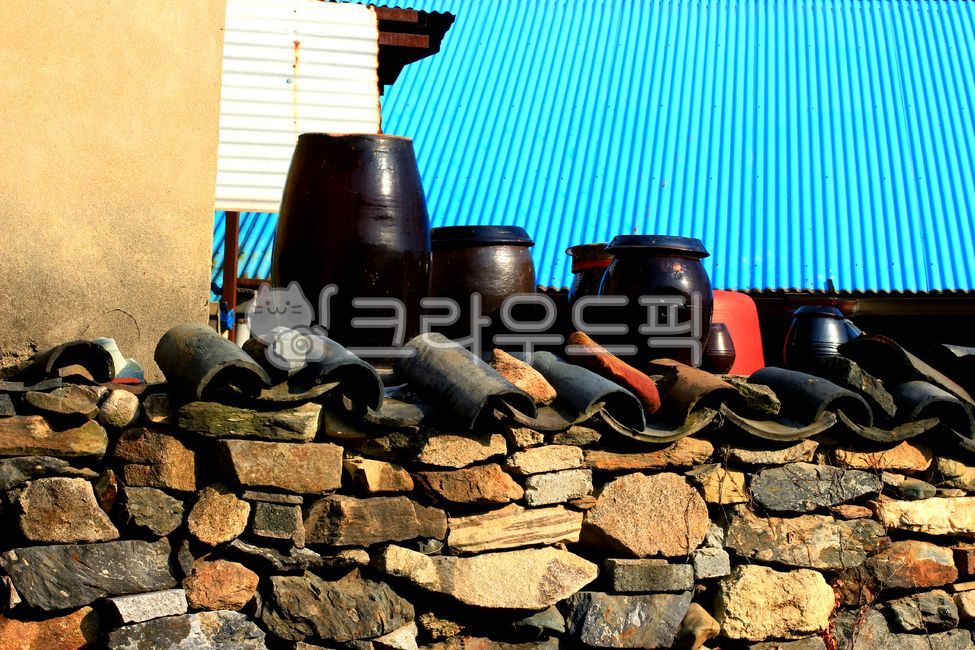 stone wall,earthenware,objects,koreanculture,kitchenware,roof tiles,koreantradition,vintage feeling,tradition,folk products,hometown,vintage sensibility,folkitems,vintagesentiments,past,countryside,jangdanji,itsvintage,tile fence,Korean culture,country fe