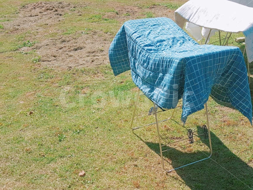 빨래,자연,힐링,감성,잔디,마당,이불,햇빛,햇볕,햇살,낮,휴식,가사,집안일,가사노동,전원,전원생활,전원주택,세탁,청결,건조,위생,감성,sensible,feeling,휴식,힐링,rest,relaxation,healing,사물,물건,오브젝트,thing,object,matter