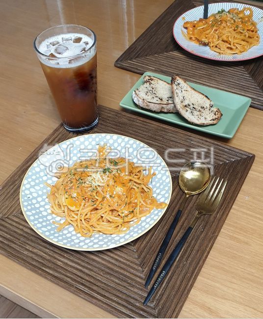 Ice americano,bread,spaghetti,icedamericano,food,brunch,pasta,beverage