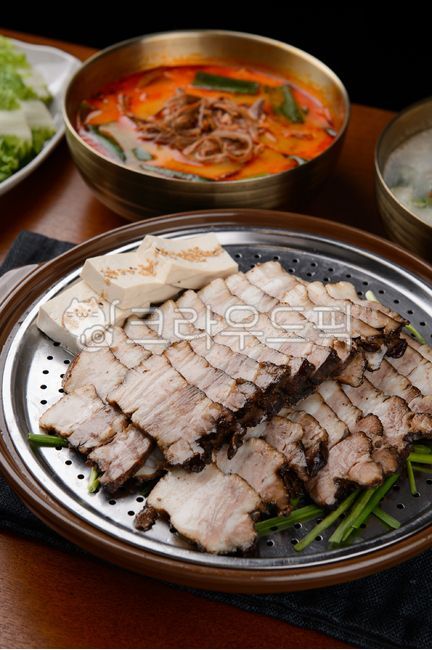 보쌈,삶은돼지고기,돼지고기,고기,두부,한국요리,건강요리,전통요리,단백질,찜,맛있는,풍미있는,음식,영양가있는,찜기