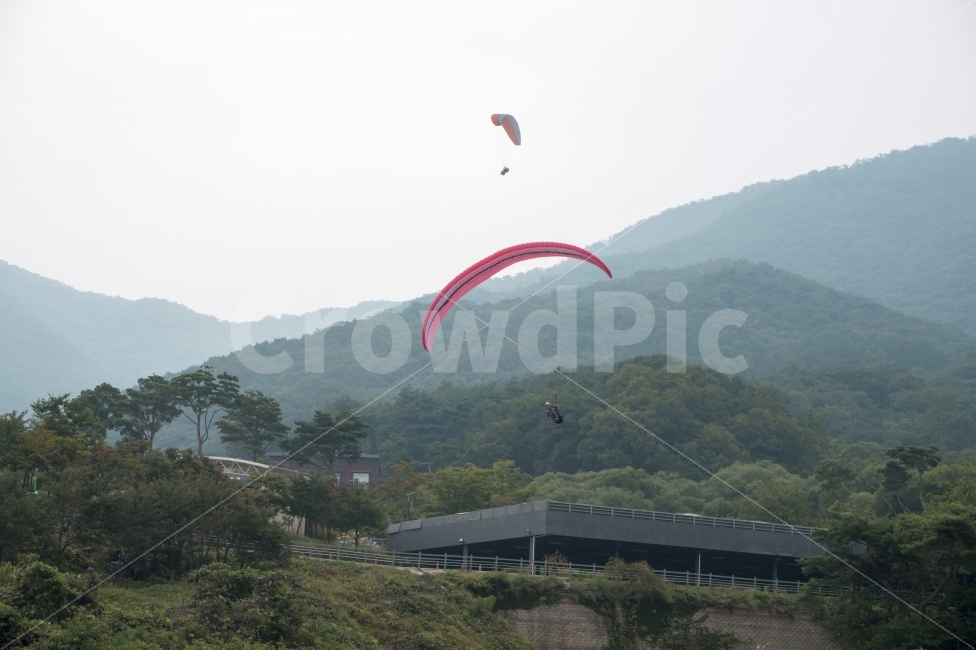패러글라이딩,스포츠,낙하산,비행,취미,글라이딩,패러,하늘,모험,공기,파란색,패러글라이더,자유,활동,활공,자연,여름,여행,레저,재미,산,무료,스카이다이빙,위험,남자,패러글라이드,풍경,점프,바다,활주,활성,휴가,야외,물,보기,속도,구름,해변,사람,인물,인간,human,person,스포츠,레저,운동,sports,leisure,exercise