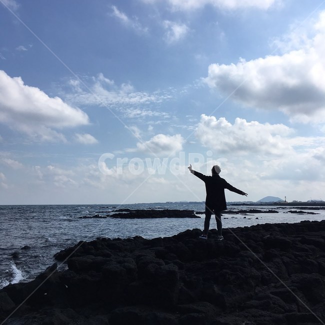 바다,바닷가,뒷모습,제주도,하늘,분위기,물,사람,인물,인간,human,person,여행,휴가,traveling,vacation,trip
