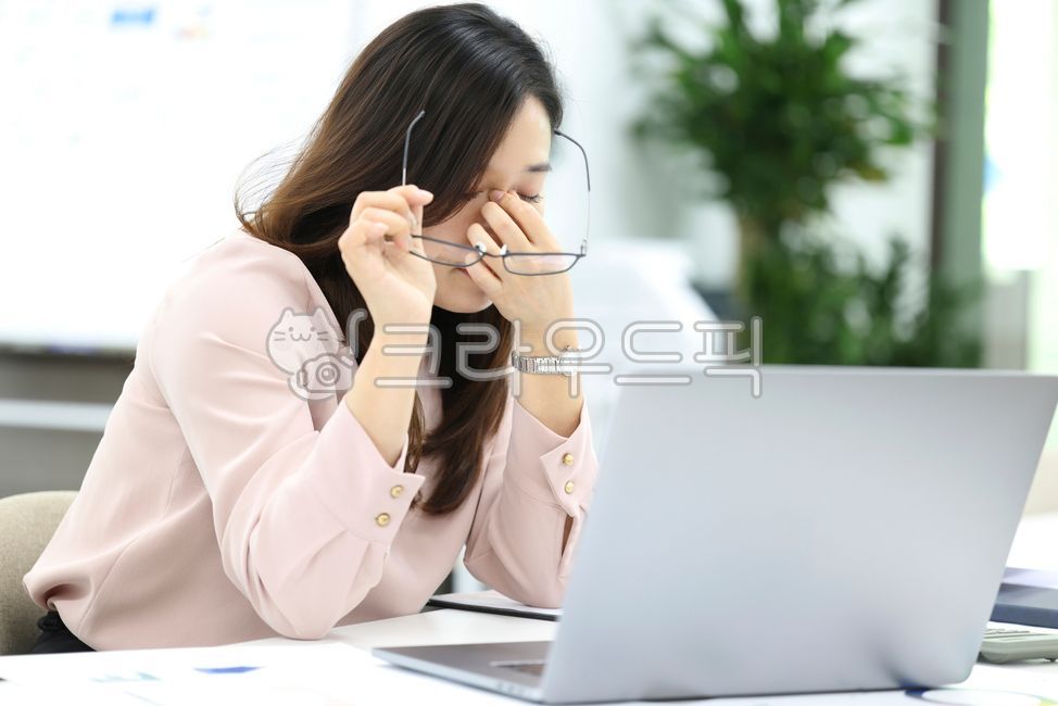 Eye fatigue,fatigue,eye health,presbyopia,myopia,astigmatism,vision,healthcare,concentration,stress,office worker,laptop,office,computer,monitor,work,tiredness,glasses,burnout,woman,work,desk,job,office worker,symptoms,health,ove