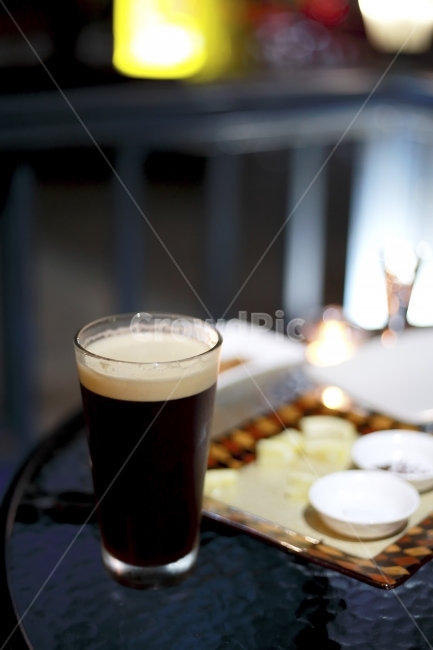 맥주,수제맥주,흑맥주,배경,분위기,술,호프,식당,술집,안주,음식,오브젝트,촛불,조명,그릇,야외,테이블,아웃포커싱,디포커싱,거품,맥주거품,잔,유리잔,술잔,송년회,회식,술자리,데이트,술,주류,alcohol,감성,sensible,feeling