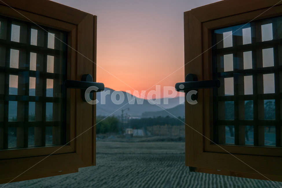 노을,일몰,한옥,감성사진,창문,감성,시골,마을,풍경,landscape,country,rural,town,한국전통,한국문화,korean traditional,korean culture,감성,sensible,feeling,색깔,색상,색채,색감,color sense,color sensitivity,feeling of color