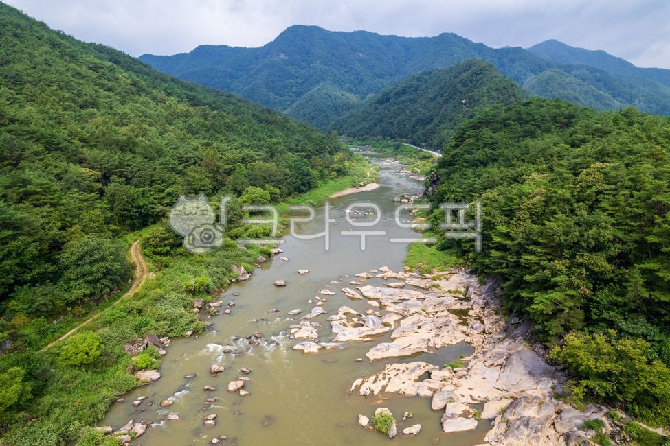 Rock,pothole,valley,river,Jucheon River,water,rock,rock,flowing,flow,Yeongwol-gun,Yeongwol,Gangwon-do,outdoor,outdoors,nature,landscape,geological phenomenon,eroded landforms,erosion,erosion,natural monument,mountain,forest,summer,