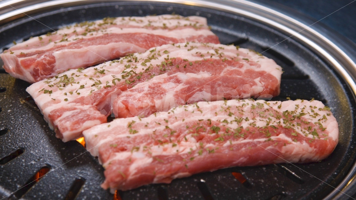 고기,삼겹살,생삼겹살,음식,육식,돼지,싱싱한,맛있다,한국음식,한국스타일,바베큐,모임,회식,파티,술,안주,소주,붉은피,붉은빛깔,핏기,고깃집,맛집,먹방,창업,불판,맛있는,날것,비계,살,다이어트,열,연기,외식,황사,먼지,먼지제거,살코기,기름,육질,육가공품,콜레스테롤,석쇠,화로,식욕,술자리,음식,식재료,요리,food,cook,meal,dishes,food reserves,육류,고기,meat