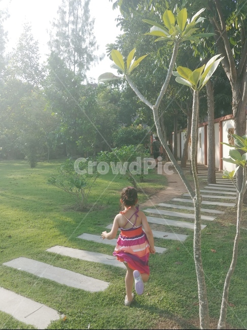 태국,여자아이,휴양지,파타야,어린이,아이,딸,가족,여름,동남아,thailand,pattaya,동네,산책,아침,뒷모습,인물,사람,마을,나무,초록,잔디,자연,풍경