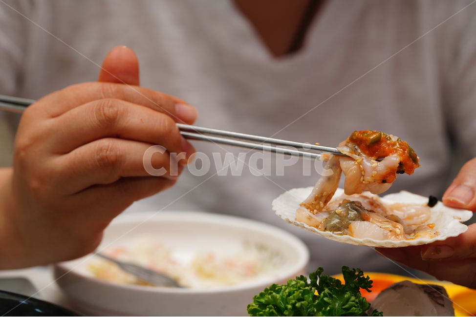 음식,가리비,회,해산물,시푸드,안주,푸드,씨푸드,먹거리,젓가락,술자리,사람,인물,인간,human,person,신체일부,몸,body,음식,식재료,요리,food,cook,meal,dishes,food reserves,수산물,해산물,fishery products,seafood