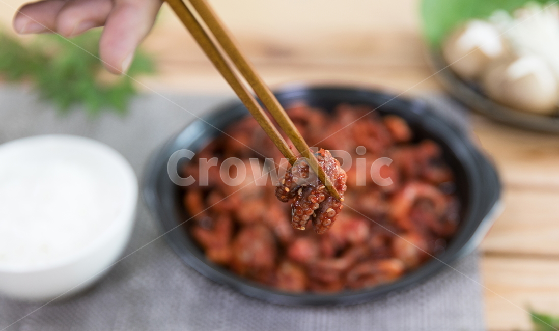 주꾸미,요리,다이어트,매운음식,식기류,건강식,조리법,그릇,테이블,식사,맛있다,먹다,별미,낙지,문어,맵다,짜다,준비,숟가락,식탁,붉다,해산물,바다요리,재료,배고프다,무침,볶음,식당,볶다,젓가락,매콤하다,양념,밥도둑,쌀,밥,야채,음식,식재료,요리,food,cook,meal,dishes,food reserves,한식,한국음식,한국요리,korean food,korean dishes,korean meal,korean cook