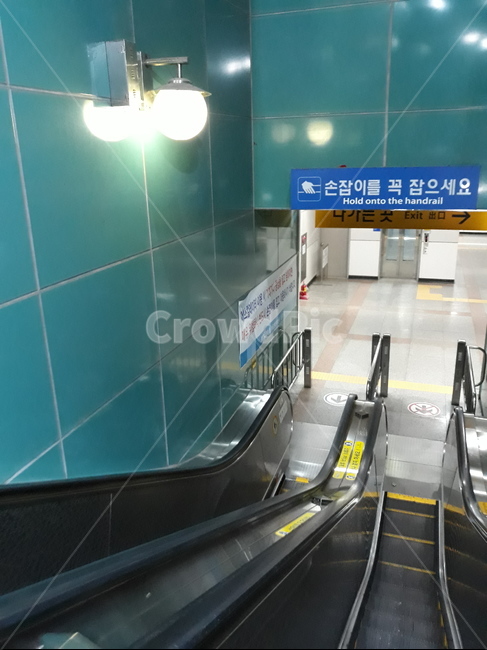 전철풍경,계단,에스컬레이터,자동으로,내려가는,올라가는