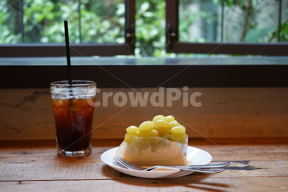 커피,카페,아메리카노,조각케잌,디저트,청포도,크림,요리,음식,간식,후식,컵,빨대,접시,포크,창,창문,초록,초록색,감성,감성사진,배경사진,식재료,food,cook,meal,bread,snack,dessert,foodressrver