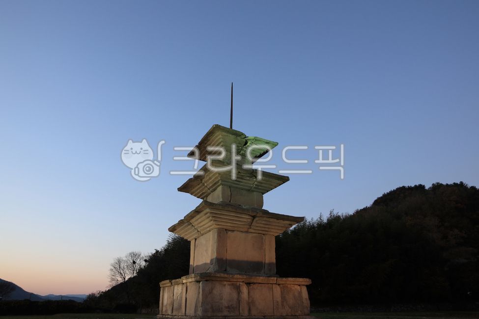 감은사지삼층석탑,감은사지,삼층석탑,석탑,탑,감은사지3층석탑,3층석탑,문화재,유적,사적,국보,112호,국보112호,하늘,배경,백그라운드,야경,불빛,조명,저녁,밤,신라,신라시대,통일신라,경주,경주시,경북,경상북도,한국