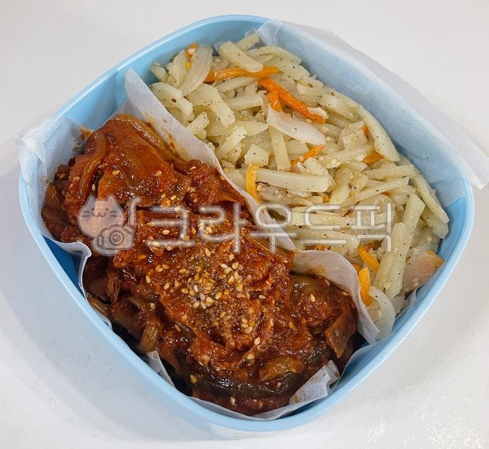 감자채볶음,감자볶음,감자요리,감자,볶음,볶음요리,당근,양파,밑반찬,밥반찬,반찬,밥도둑,음식,종이호일,요리,식사,식재료,먹방,김치볶음,한식,한국음식,한국요리,볶음김치,김치,배추김치,참깨,깨,야채,채소,도시락,야채볶음,vegetable,food,meal,dish,cook,koreanfood