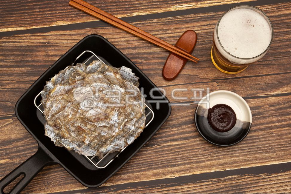 쥐포,맥주,고추장,젓가락,젓가락받침,후라이팬,석쇄,우드테이블,나무배경,술안주,음주,건어물,음식,식재료,요리,food,cook,meal,dishes,food reserves