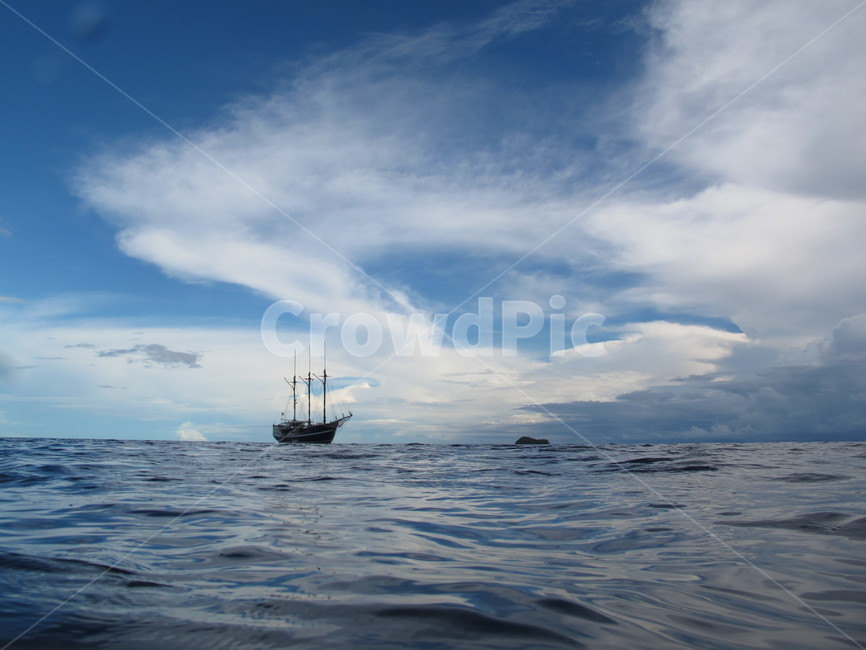nature,자연,sea,바다,outdoors,옥외,water,물,ocean,대양,boat,보트,watercraft,선박,sky,하늘,cloud,구름