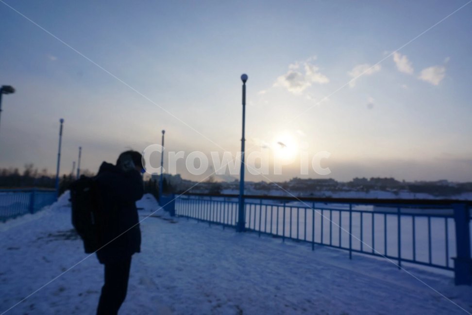 겨울,눈,노을,남자,다리,하늘,자연,황혼,겨울,계절,winter,season,사람,인물,인간,human,person