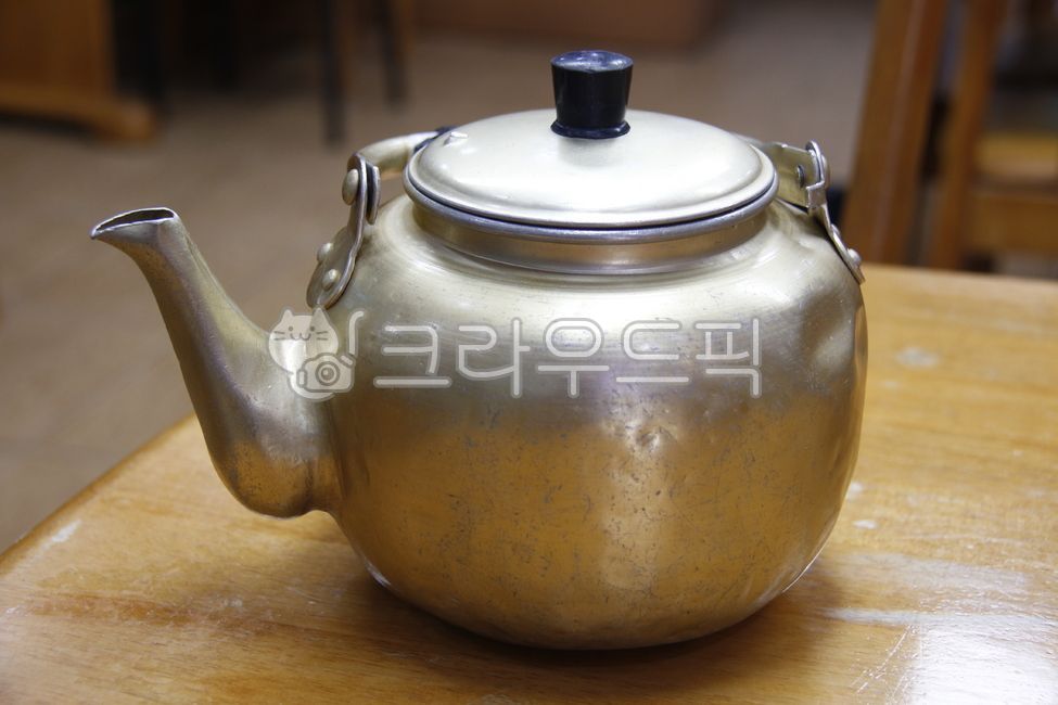 water kettle,tableware,brass kettle,brass,table,kettle