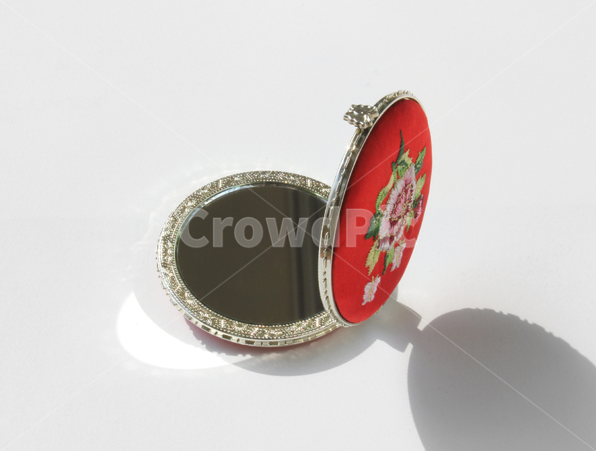 손거울,거울,미니,미니거울,자수,전통,mirror,red,빨강,한국,korea,littlepocketmirror,코스메틱,악세사리,원형,메이크업도구,도구,메이크업,흰배경,열림,open,열린,한국전통,한국문화,korean traditional,korean culture,뷰티,미용,beauty treatment,사물,물건,오브젝트,thing,object,matter,누끼,remove background