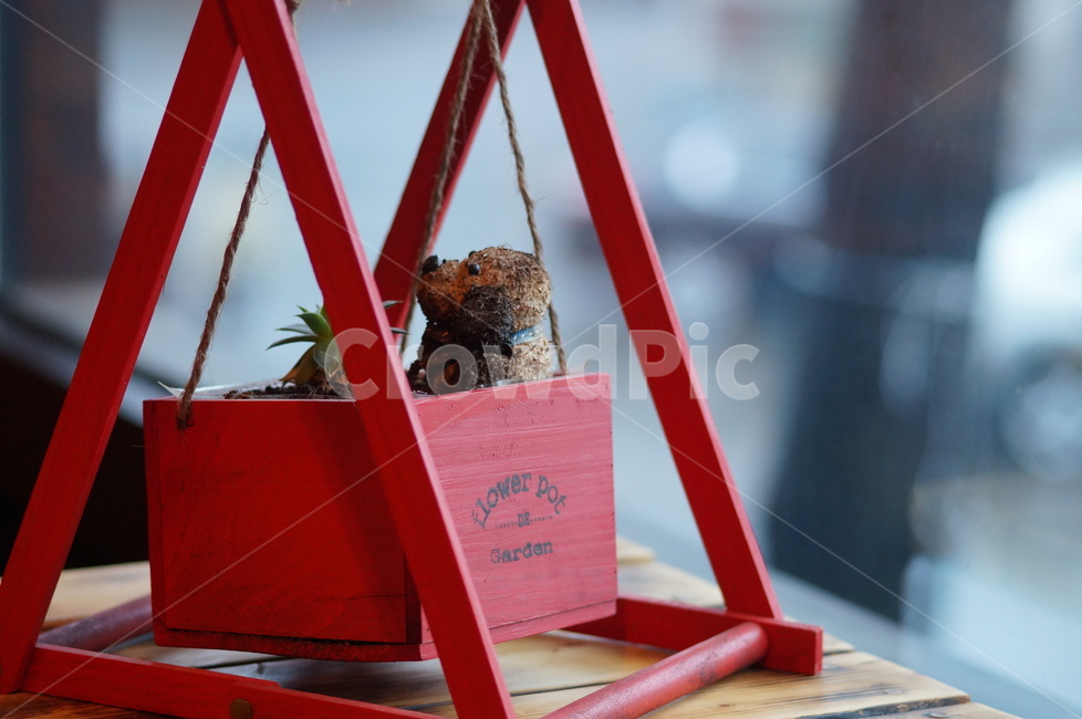 소품,인테리어소품,인테리어,인형,그네,interior,cafe,카페,doll,흙,테이블,table,레드,red,화분,사물,물건,오브젝트,thing,object,matter