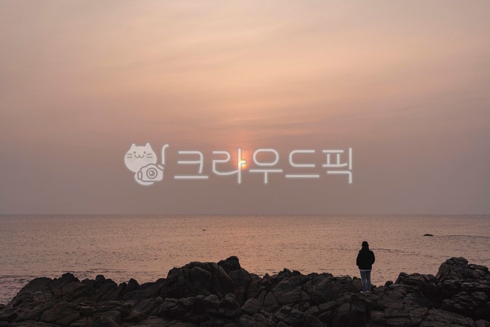 일출,동해일출,영덕일출,여명,한국자연풍경,한국자연경관,해돋이,석양,노을,태양,새해,새해일출,바다,동해바다,붉은,아침,하늘,해변,해안가,새벽,붉은하늘,붉은노을,자연,풍경,옥외,햇빛,겨울바다,계절,겨울아침,person,사람,human,인간,nature