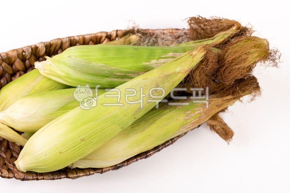corner,raw corn,corn husk,skin,cone,corn stubble