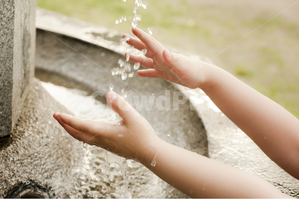 hand washing,tap,faucet,wet,clean,water,outdoor drinking fountain,childs hand,water facility,drinking fountain,drinking water,Drinking fountain,hand
