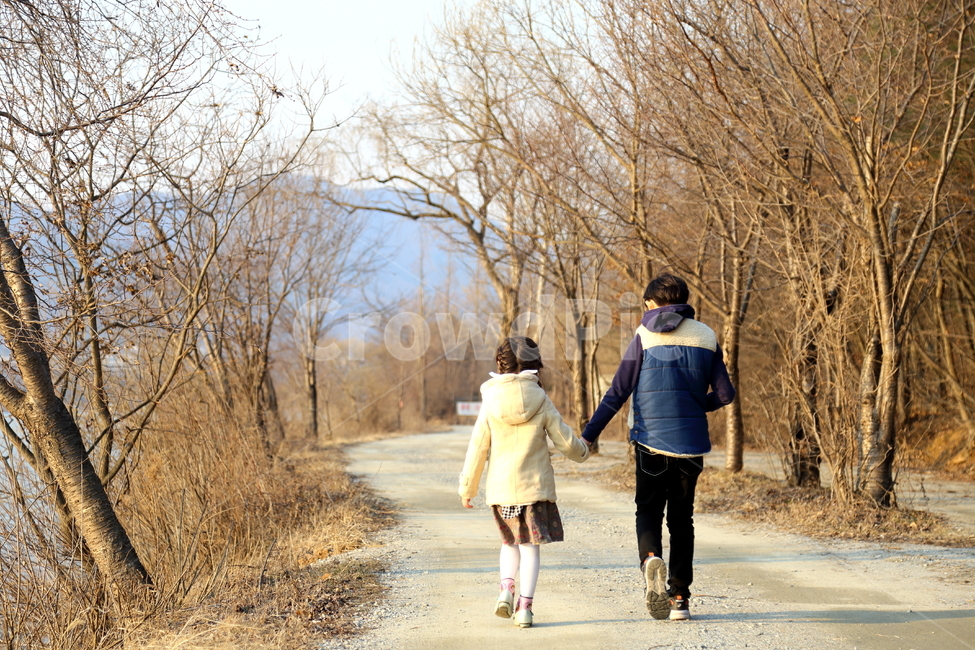 남매,산책,오누이,걷기,손잡기,겨울,길,road,사람,human,시골길,겨울,계절,winter,season,사람,인물,인간,human,person,어린이,어린아이,child,children,kid