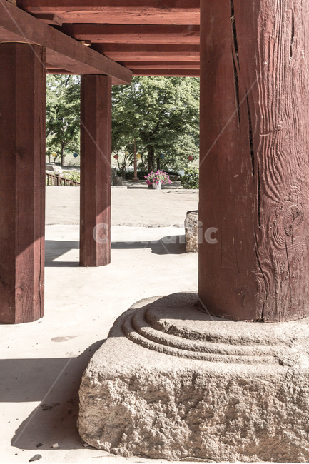 주춧돌,기둥,사찰,문화유산,나뭇결,한국전통,한국문화,korean traditional,korean culture,건축물,건물외관,exterior,building,structure,architecture,construction