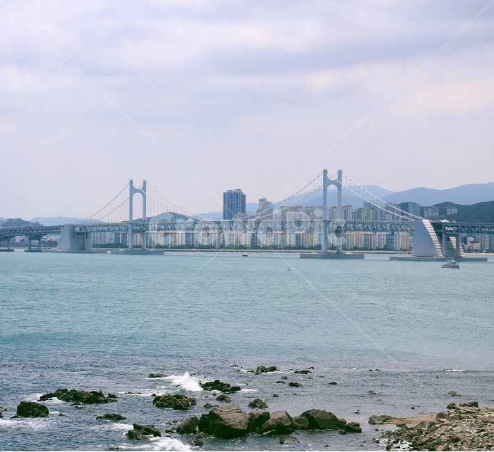 돌,바다,하늘,구름,광안대교,랜드마크,landmark,tourist attraction,한국랜드마크,한국관광지,한국명소,korea landmark,korea tourist attraction
