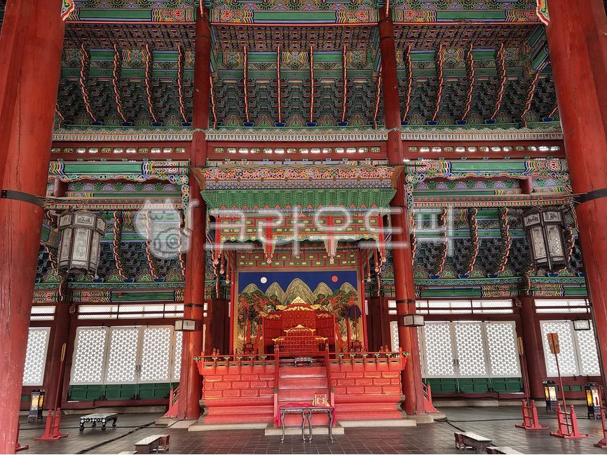 fancy,pattern,throne,construct,inside,interior,Gyeongbokgung,Cultural Heritage,furniture,tradition,palace,ceiling,art,Geunjeongjeon,Palace,chair,folding screen,history,traditional pattern,seoul,korea,Pillar,culture,Lets go,Dancheong,Korean tradition