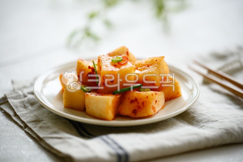 김치,무김치,발효,깍두기,한국,반찬,음식,전통적인,빨간색,접시,그릇,맛,식사