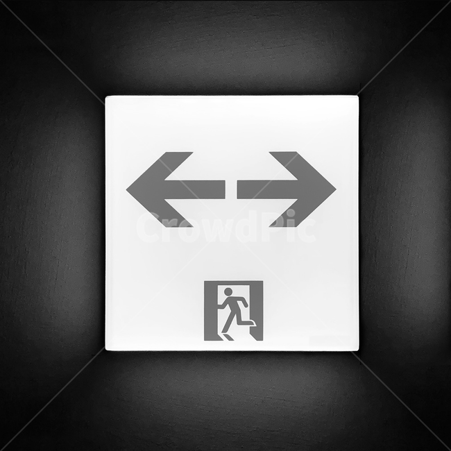 비상구,탈출,재난,대피,위험,exit,좌우,도망,어둠,비상,뛰다,화살표