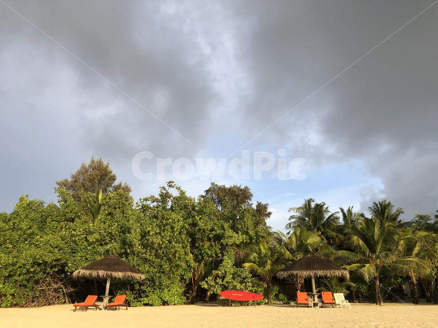 몰디브,maldives,휴양지,섬,island,하늘,서핑,surfing,서퍼보드,board,나무,tree,tropical,트로피칼,sky,구름,cloud,자연,nature,outdoors,옥외,여행,휴가,traveling,vacation,trip,방갈로,bungalow,파라솔,parasol,의자,chair,cloudy,신혼여행,허니문,honeymoon,야자수,palm,숲,forest,여름,summer,해변,plant,트로피컬