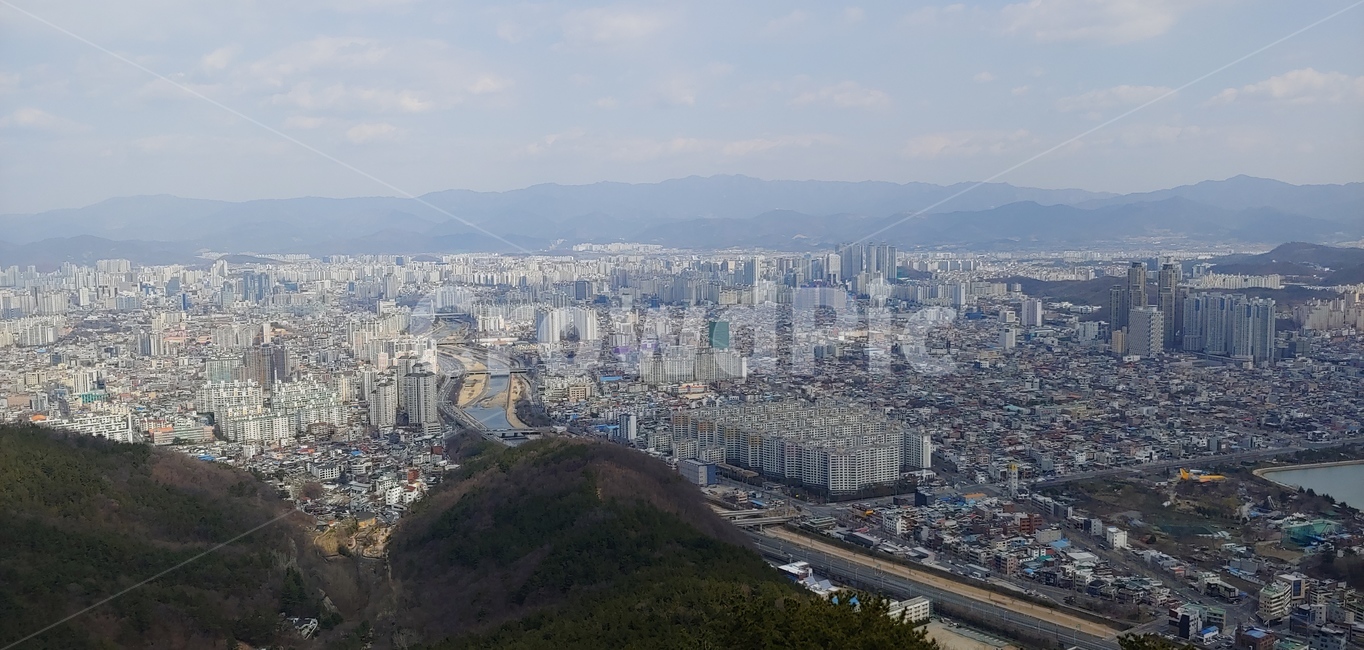nature,자연,outdoors,옥외,aerialview,조감도,scenery,풍경,landscape,경치,road,도로,중심지,도시,건물,하늘,구름,맑은,산,나무,숲,아파트,도시,풍경,city,landscape