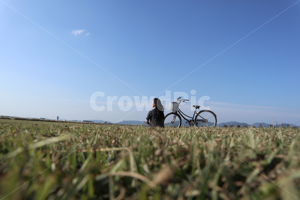 자전거,bike,bicycle,vehicle,사람,person,가을,피크닉,여자,green,blue,앉아있는사람,human,하늘,woman,잔디밭,picnic,바람,푸르름,봄,grass