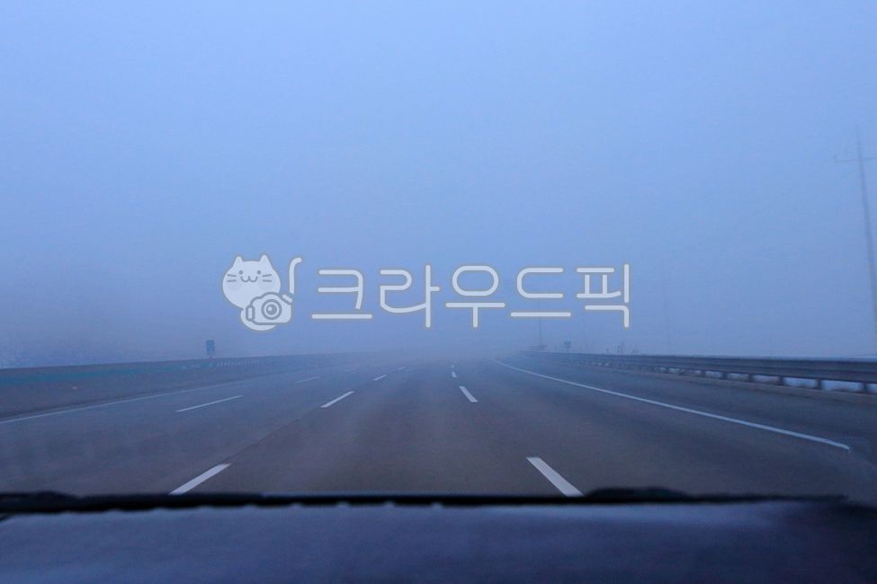 freeway,Transportation,mist,automobile,road,car,safety,Visible distance,weather,no speeding,Beware of fog,going slow,highway,caution,lane,Fog,traffic,faint,In the car,safe driving,misty,outdoor,afternoon,Drive carefully,outdoors,thick fog,road name,drive,