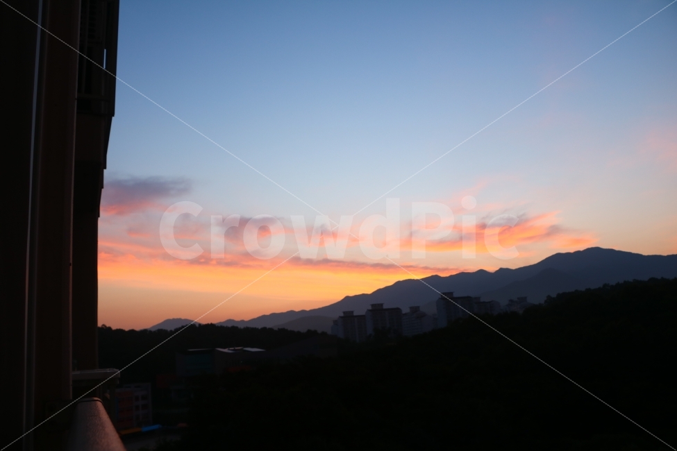 	하늘,노을,구름,해질녘,초여름,풍경사진,sky,sunset,남양주시,진접읍,그라데이션,오후7시,창문밖풍경,창문밖,아파트,집,빨강,주황,노랑,경계선,경계,자연,풍경,nature,landscape,outdoors,옥외