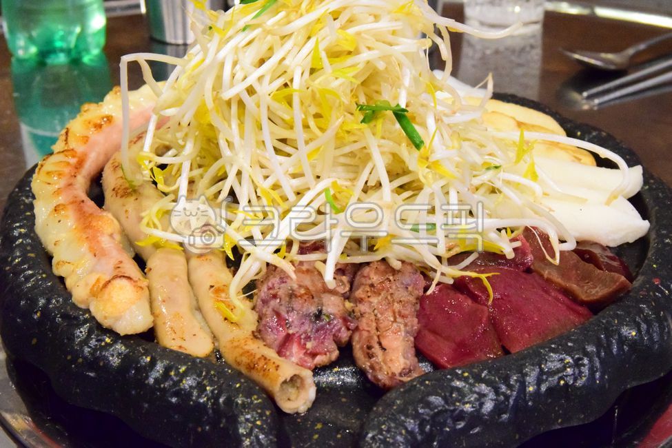 intestine,Korean beef intestines,beef tripe,snack,Korean beef tripe,Midnight Snack,protein,host,ingredients,cooking,guts,heartache,roast,koreanfood,Drink snacks,beef ribs,glass,Gopchang,baking sheet,Korean,Korean beef,Grilled Tripe,delicious,food,meal,pai