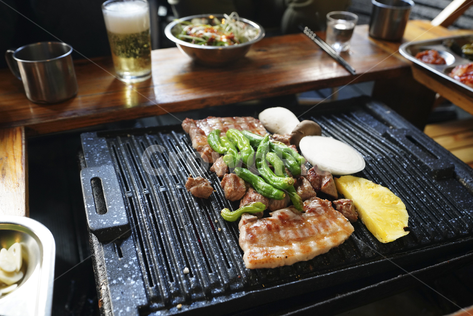 불판,육식,구이,육류,먹거리,음식,푸드,한식,식사,술안주,안주거리,food,삼겹살,고추,음식,식재료,요리,food,cook,meal,dishes,food reserves,육류,고기,meat,한식,한국음식,한국요리,korean food,korean dishes,korean meal,korean cook